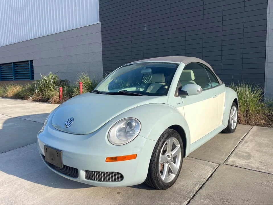 2010 Volkswagen New Beetle - Image 3 of 10