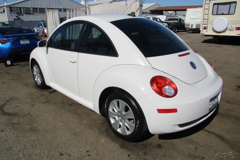 2010 Volkswagen New Beetle - Image 4 of 21