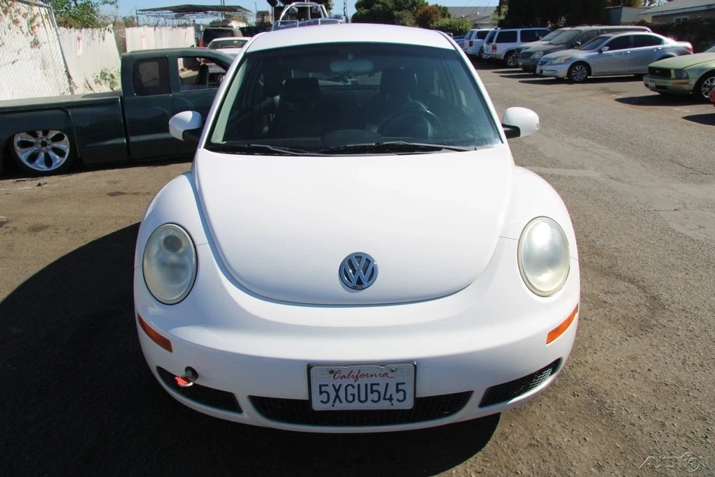 2010 Volkswagen New Beetle - Image 9 of 21