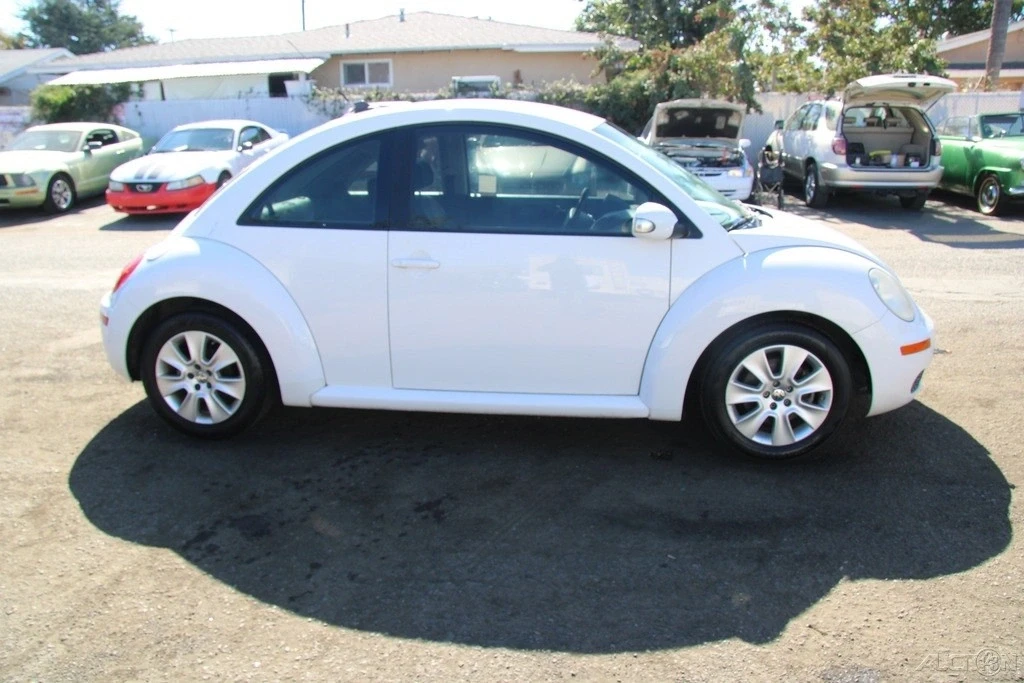 2010 Volkswagen New Beetle - Image 7 of 21
