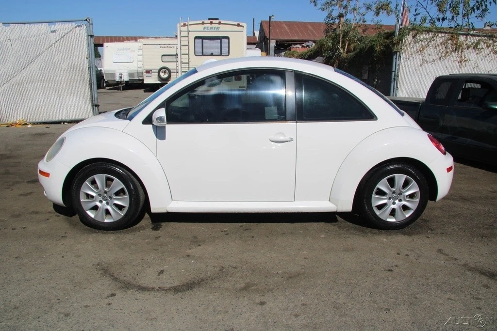 2010 Volkswagen New Beetle - Image 3 of 21