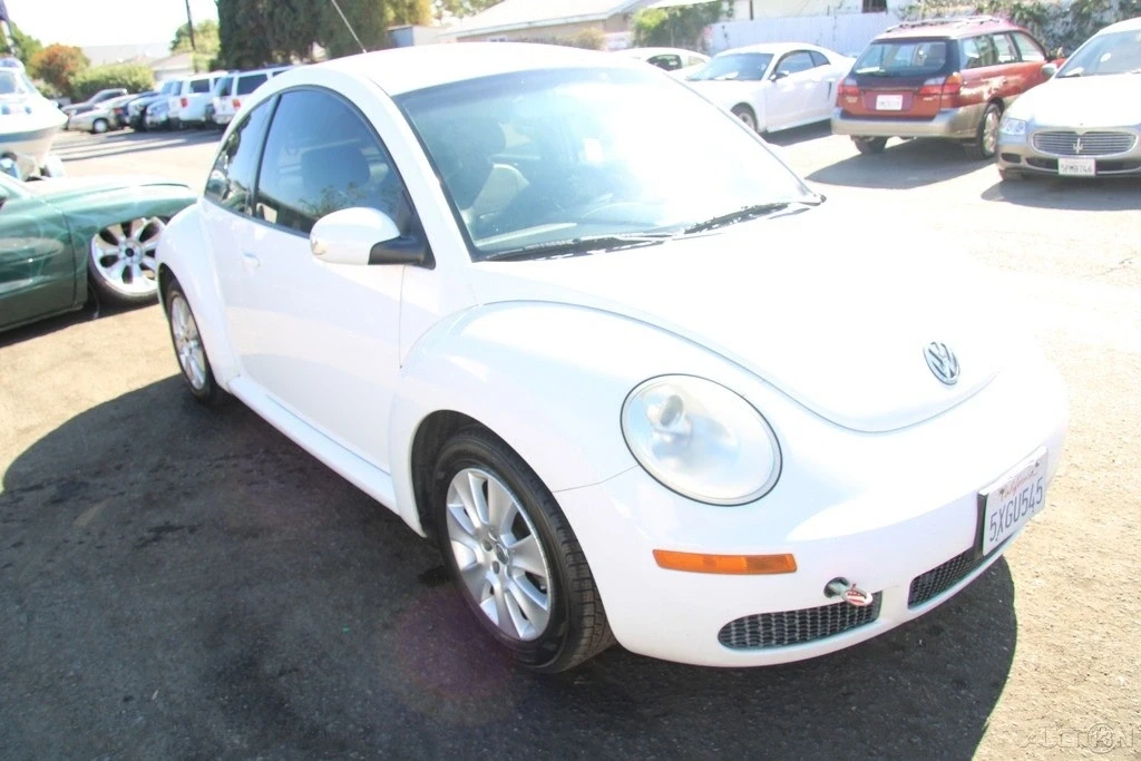 2010 Volkswagen New Beetle - Image 8 of 21