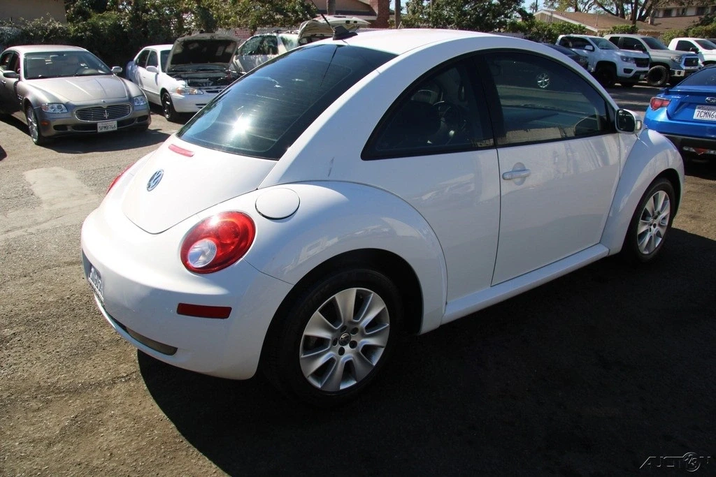 2010 Volkswagen New Beetle - Image 6 of 21