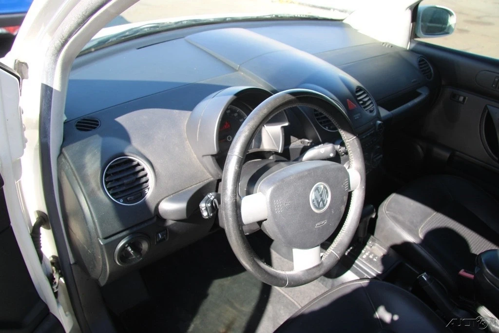 2010 Volkswagen New Beetle - Image 13 of 21