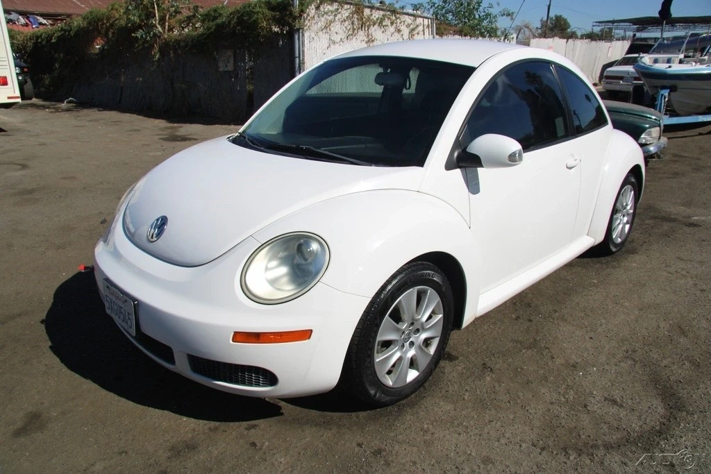 2010 Volkswagen New Beetle - Image 2 of 21