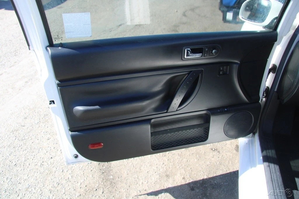 2010 Volkswagen New Beetle - Image 11 of 21