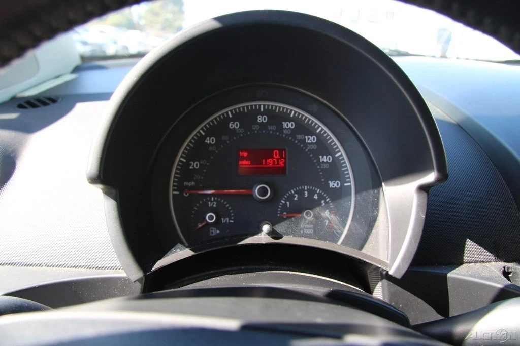 2010 Volkswagen New Beetle - Image 14 of 21
