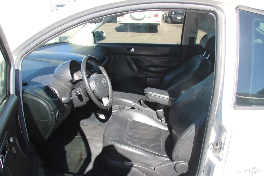 2010 Volkswagen New Beetle - Image 12 of 21