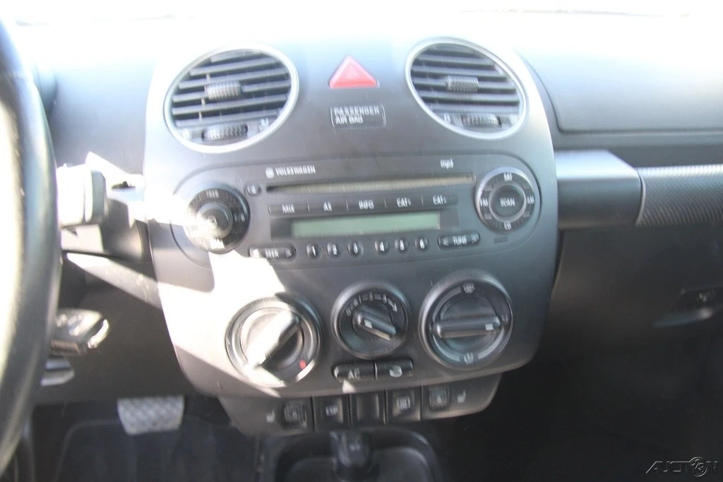 2010 Volkswagen New Beetle - Image 16 of 21