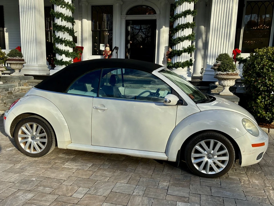 2010 Volkswagen New Beetle - Image 7 of 14