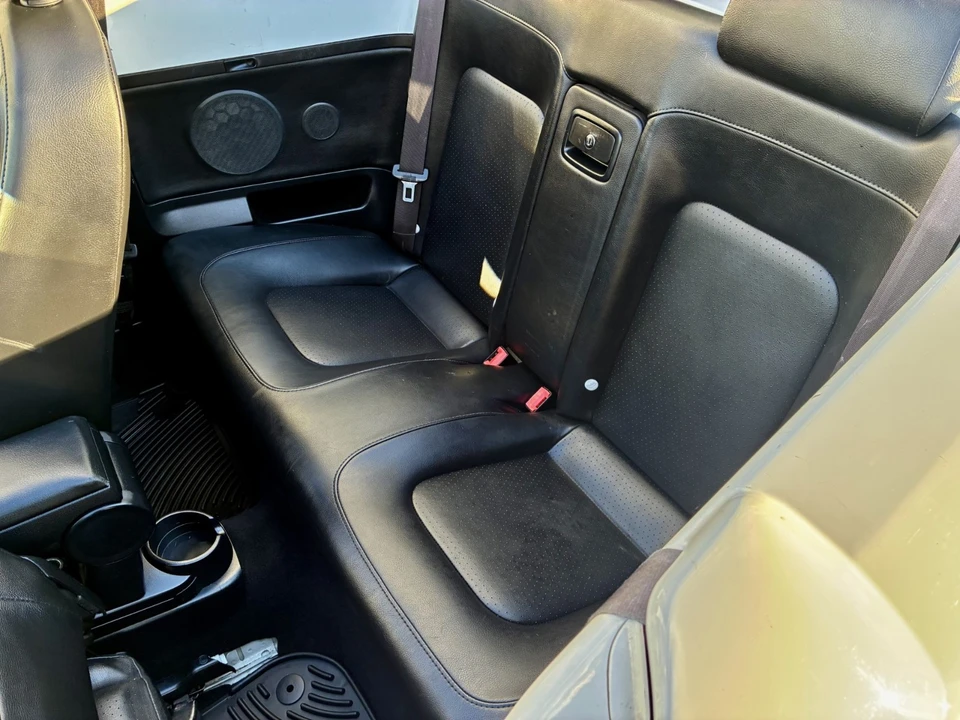 2010 Volkswagen New Beetle - Image 10 of 14