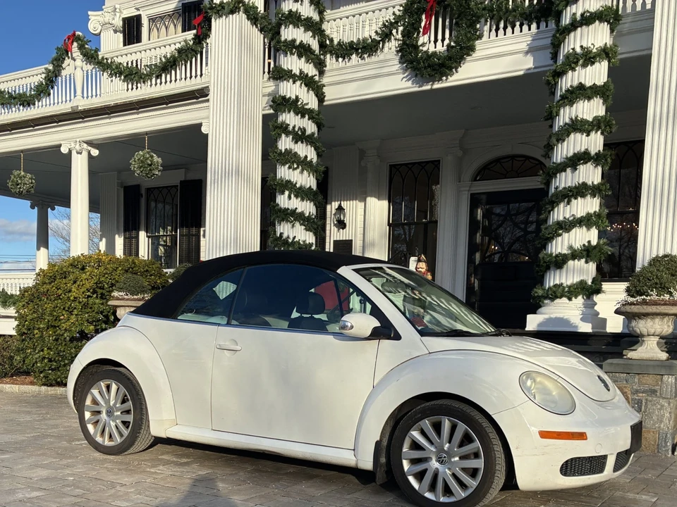 2010 Volkswagen New Beetle - Image 6 of 14