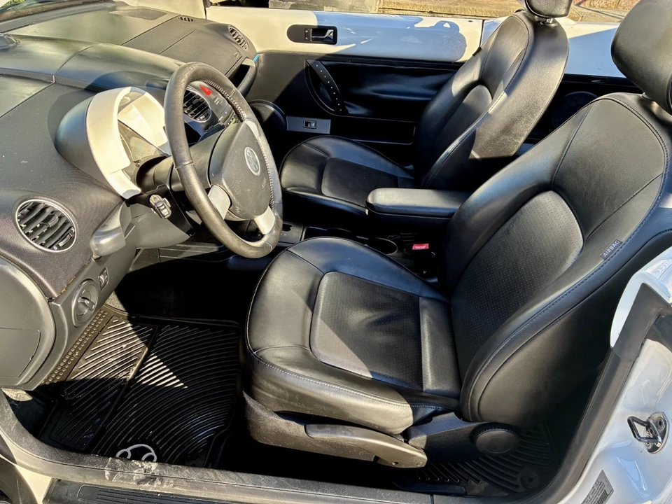 2010 Volkswagen New Beetle - Image 9 of 14