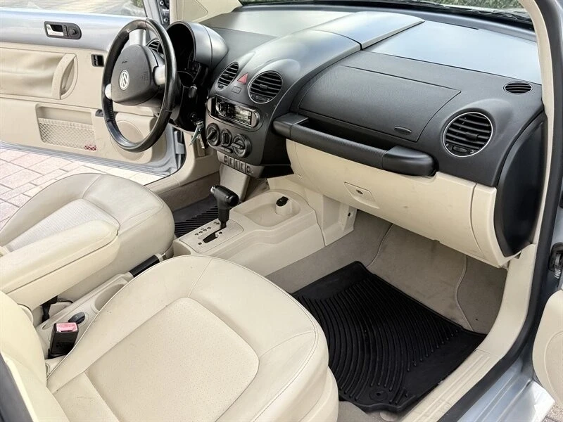 2010 Volkswagen New Beetle - Image 21 of 21