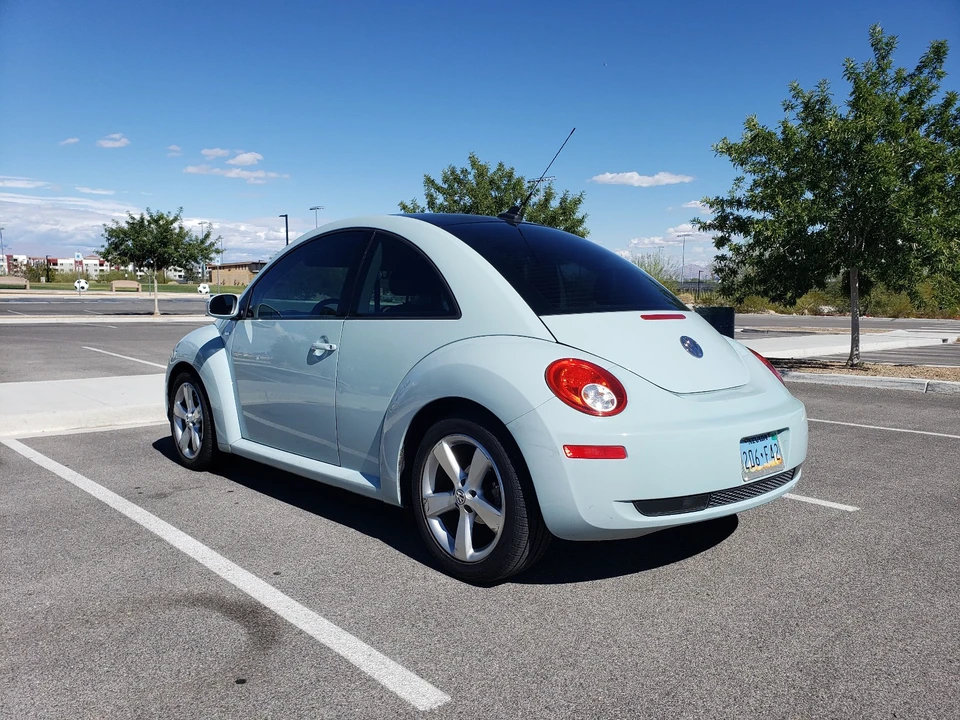 2010 Volkswagen New Beetle - Image 11 of 21