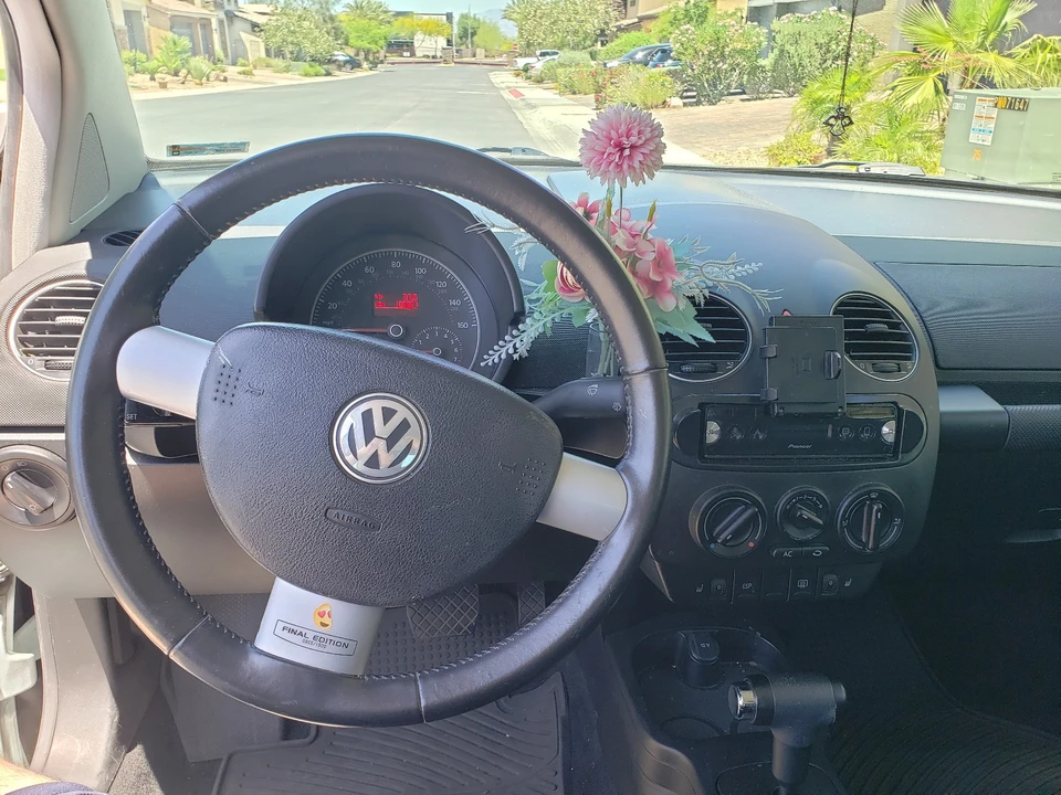 2010 Volkswagen New Beetle - Image 7 of 21
