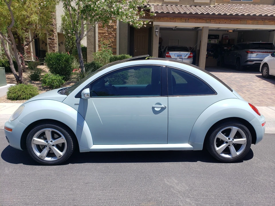 2010 Volkswagen New Beetle - Image 3 of 21