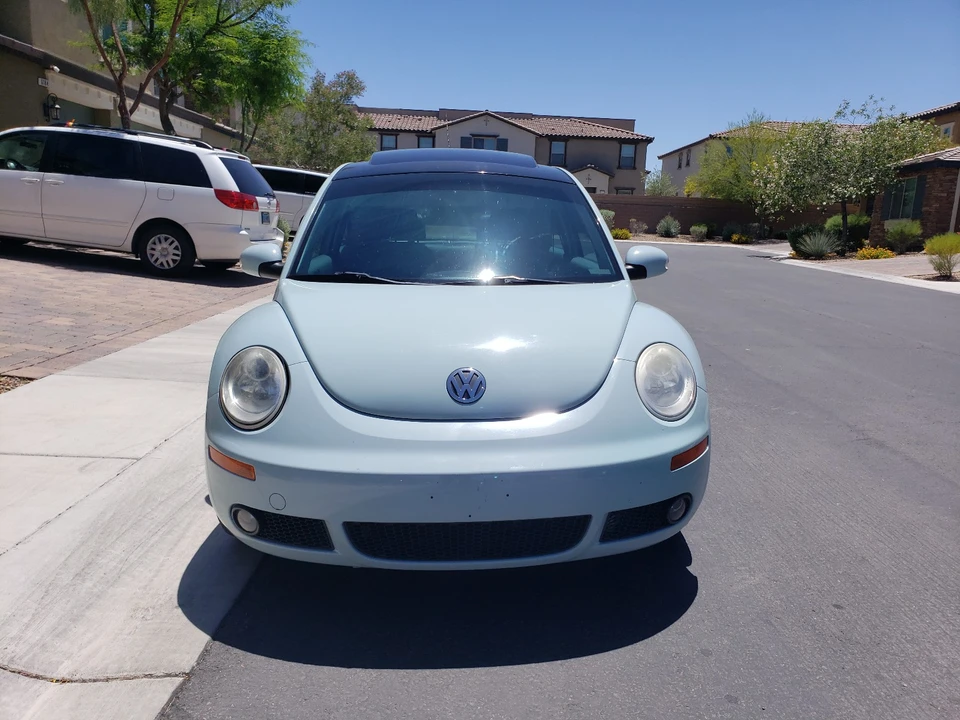 2010 Volkswagen New Beetle - Image 2 of 21