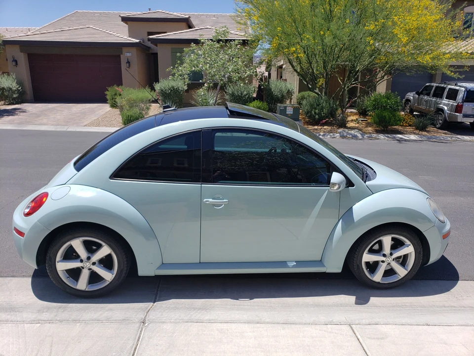 2010 Volkswagen New Beetle - Image 5 of 21