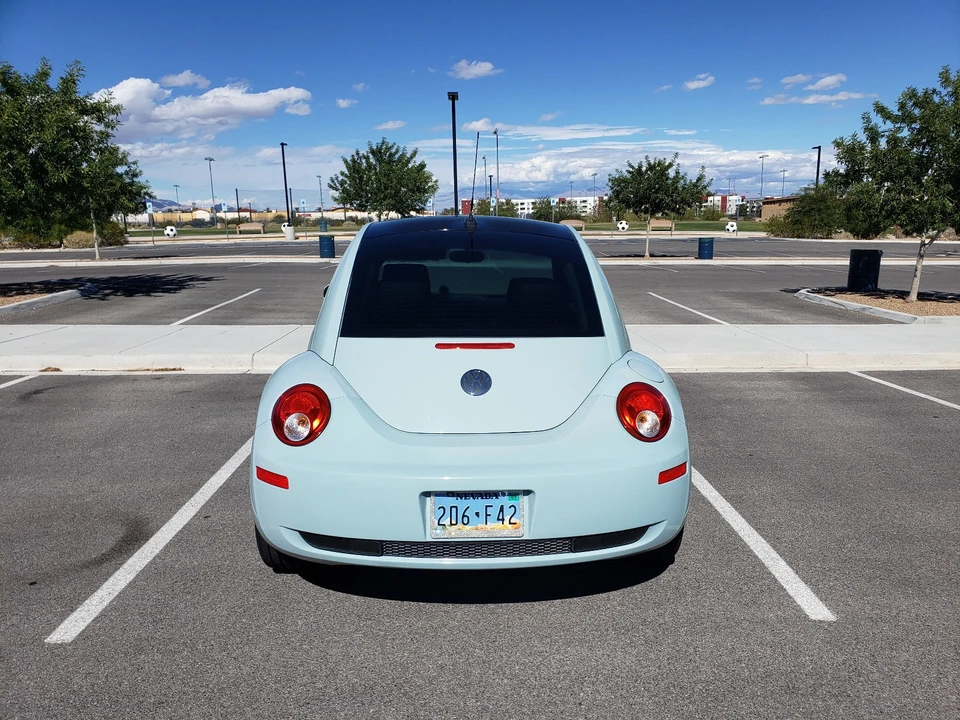 2010 Volkswagen New Beetle - Image 12 of 21