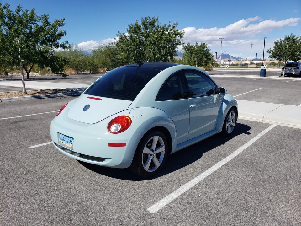 2010 Volkswagen New Beetle - Image 13 of 21
