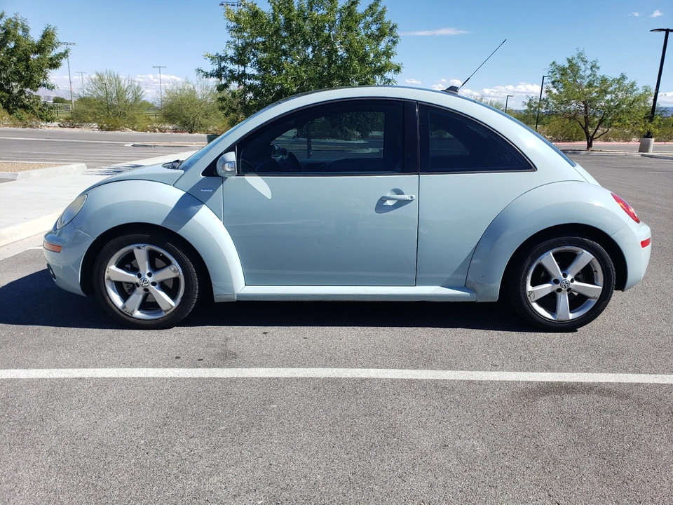 2010 Volkswagen New Beetle - Image 10 of 21