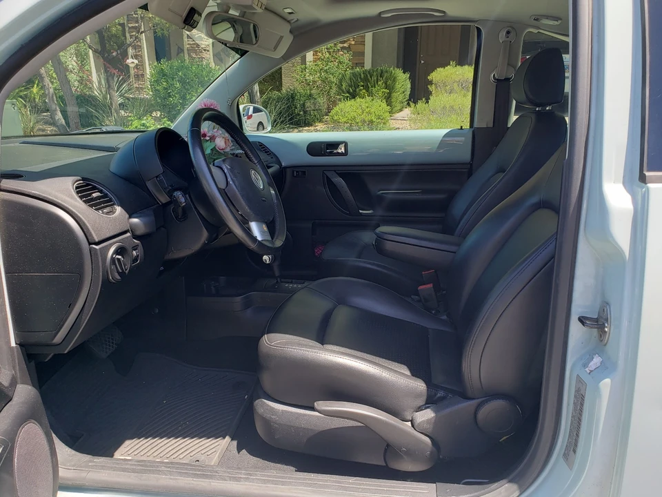 2010 Volkswagen New Beetle - Image 6 of 21