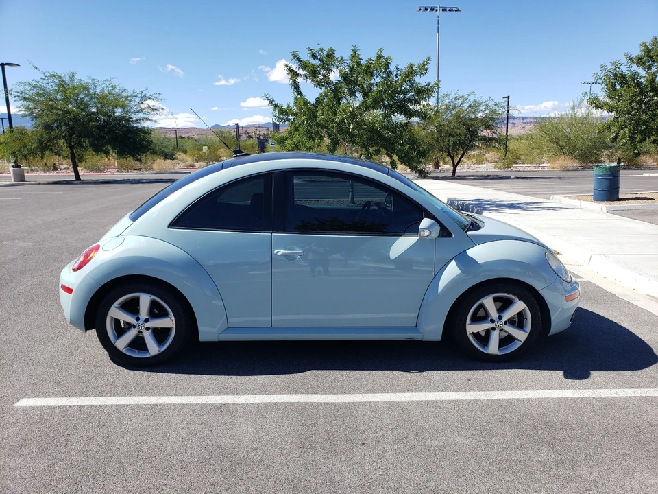 2010 Volkswagen New Beetle - Image 14 of 21