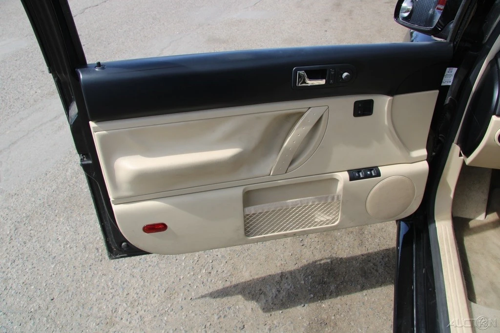 2010 Volkswagen New Beetle - Image 13 of 21