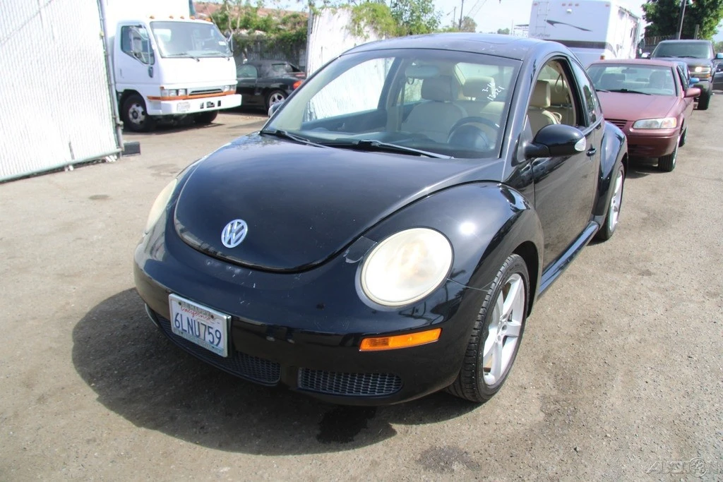 2010 Volkswagen New Beetle - Image 2 of 21