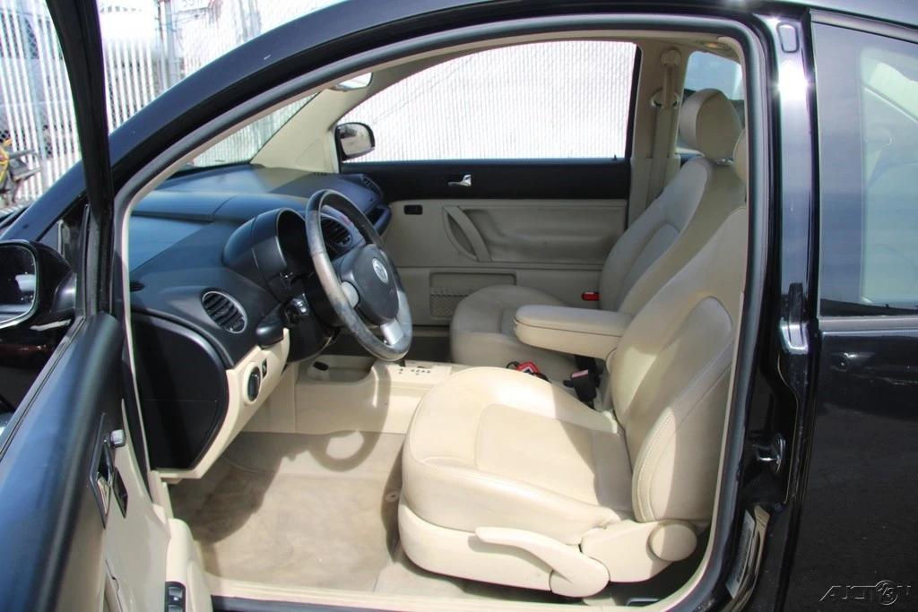 2010 Volkswagen New Beetle - Image 14 of 21