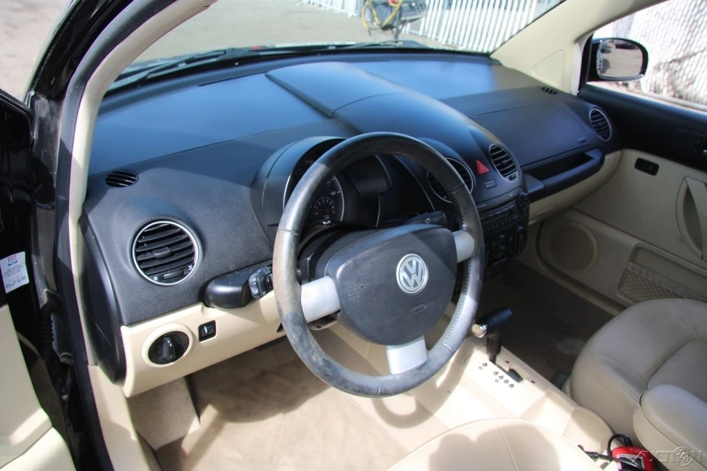 2010 Volkswagen New Beetle - Image 15 of 21
