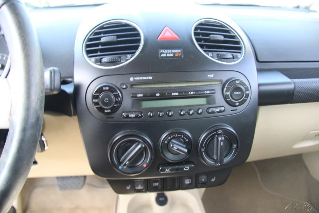 2010 Volkswagen New Beetle - Image 18 of 21