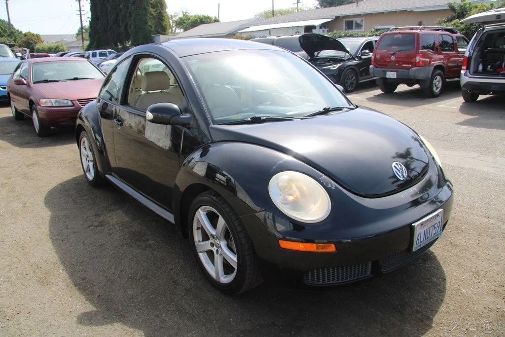 2010 Volkswagen New Beetle - Image 10 of 21