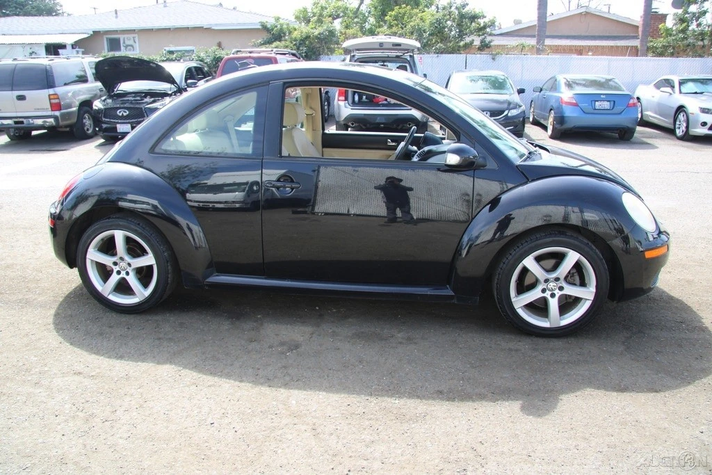 2010 Volkswagen New Beetle - Image 9 of 21