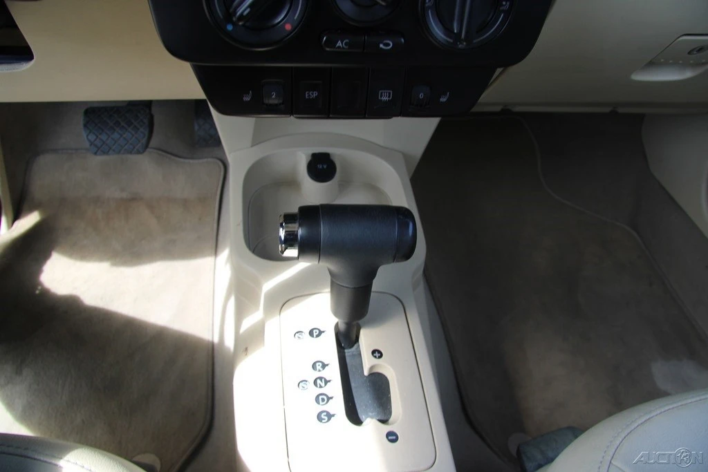 2010 Volkswagen New Beetle - Image 19 of 21