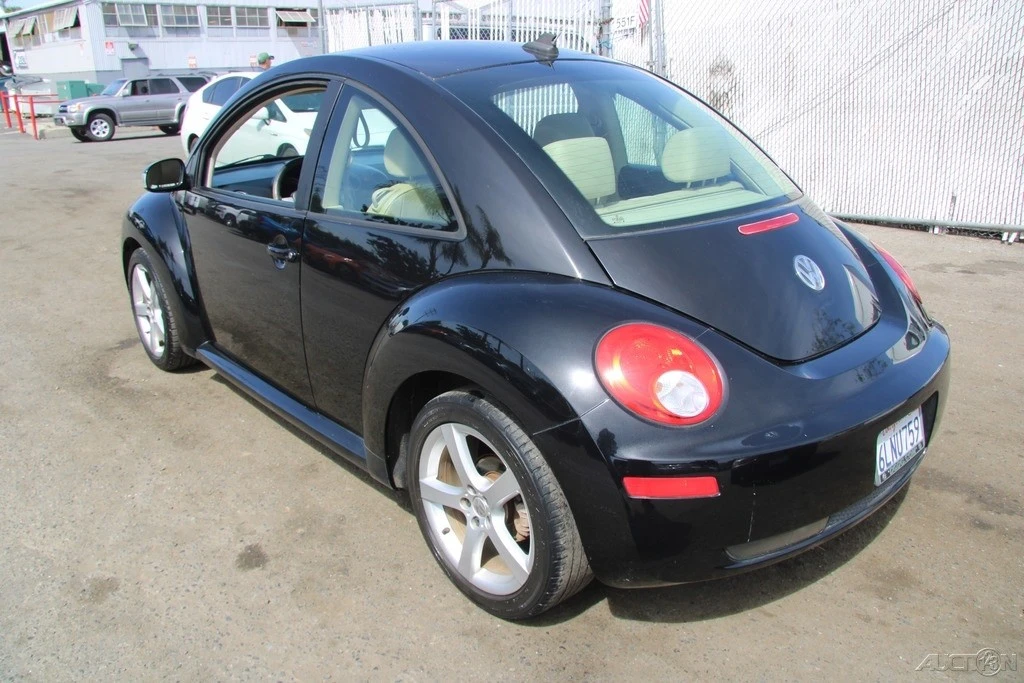 2010 Volkswagen New Beetle - Image 5 of 21