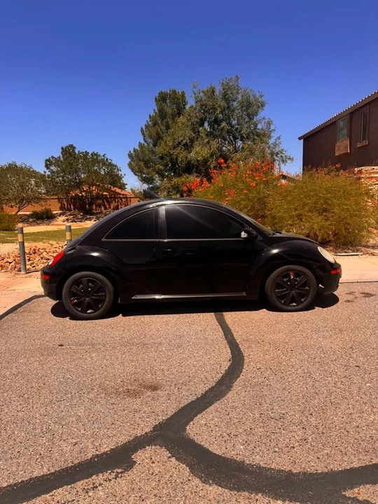 2010 Volkswagen New Beetle - Image 2 of 15