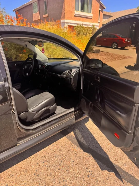 2010 Volkswagen New Beetle - Image 14 of 15