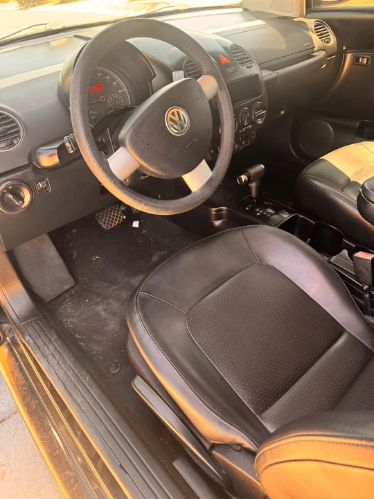 2010 Volkswagen New Beetle - Image 11 of 15