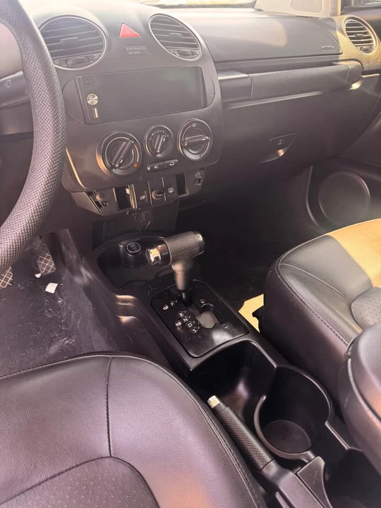 2010 Volkswagen New Beetle - Image 9 of 15