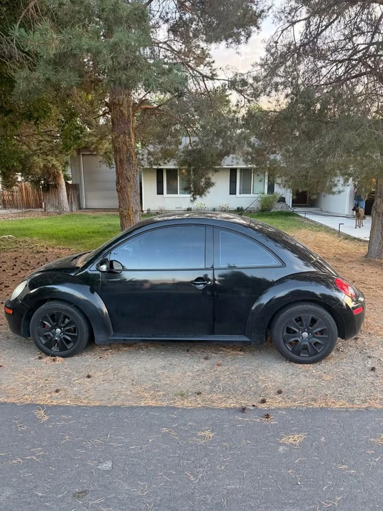 2010 Volkswagen New Beetle - Image 2 of 7