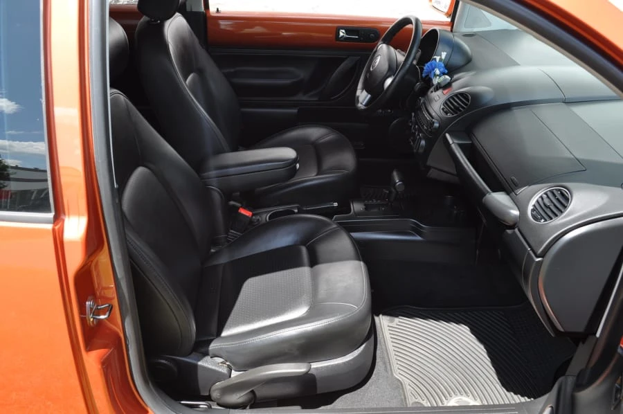 2010 Volkswagen New Beetle - Image 4 of 8