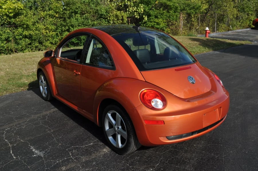 2010 Volkswagen New Beetle - Image 2 of 8