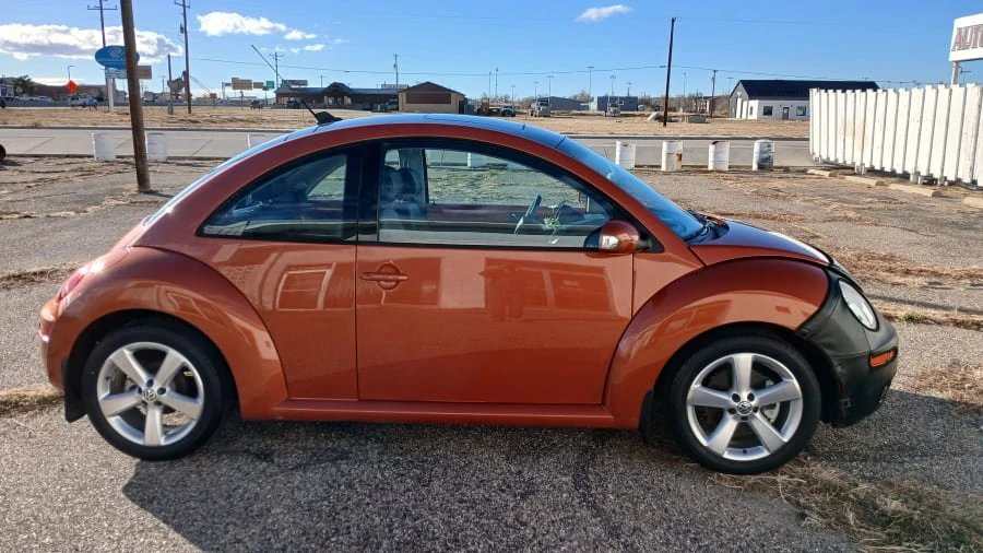 2010 Volkswagen New Beetle - Image 6 of 10
