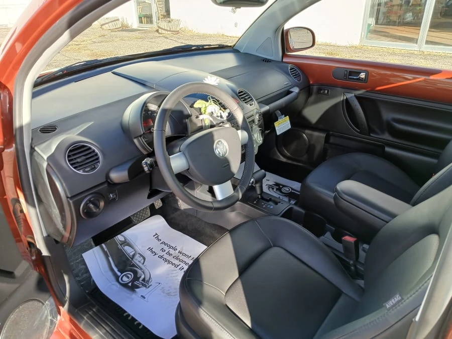 2010 Volkswagen New Beetle - Image 8 of 10