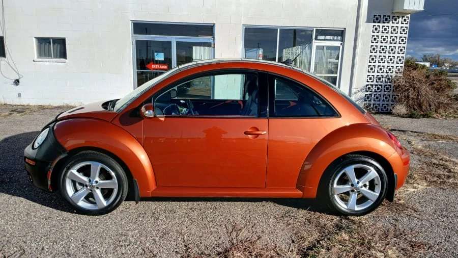 2010 Volkswagen New Beetle - Image 2 of 10