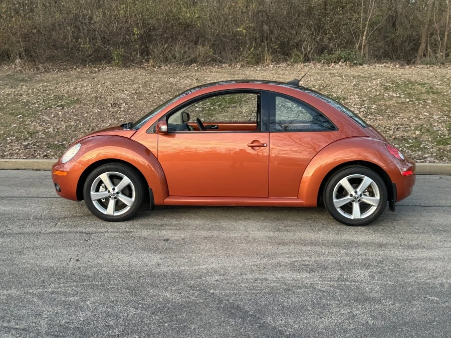 2010 Volkswagen New Beetle - Image 2 of 13