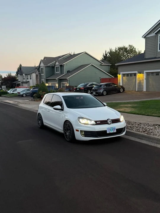 2010 Volkswagen GTI Mk6 - Image 2 of 3