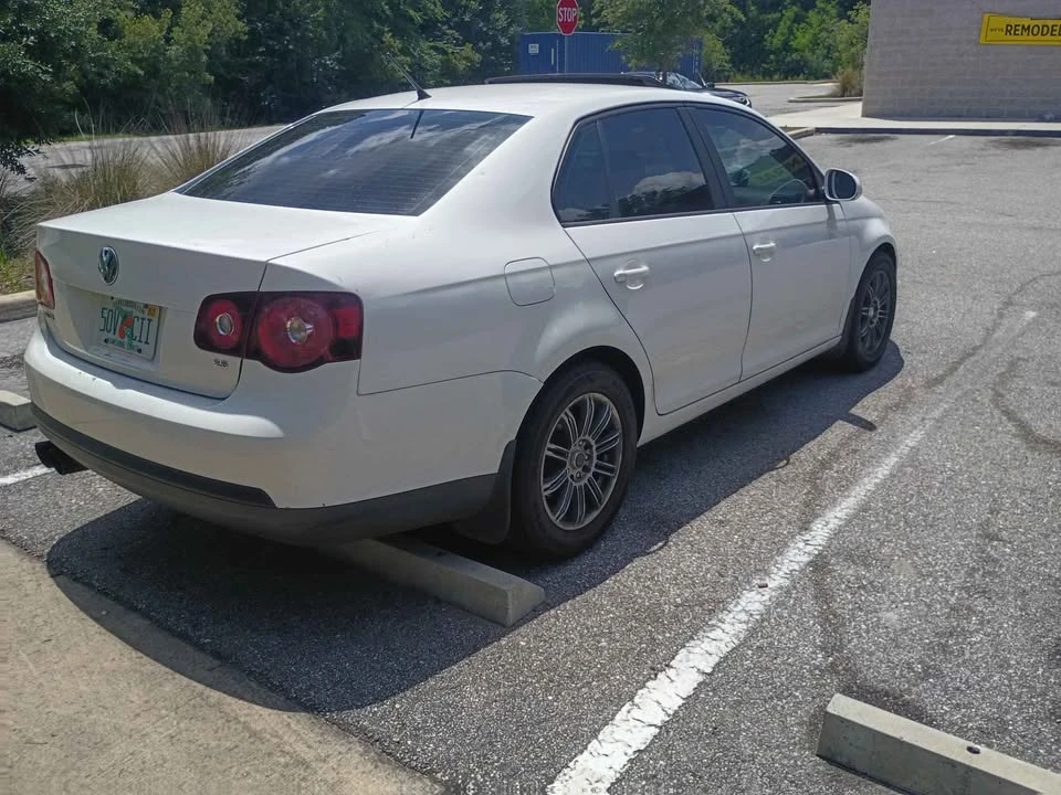 2010 Volkswagen A5 Jetta - Image 2 of 4
